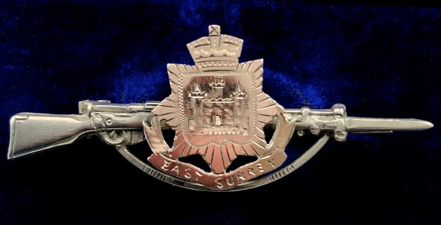 WW1 East Surrey Regiment 1915 Hallmarked Silver & Gold Rifle Sweetheart Brooch.