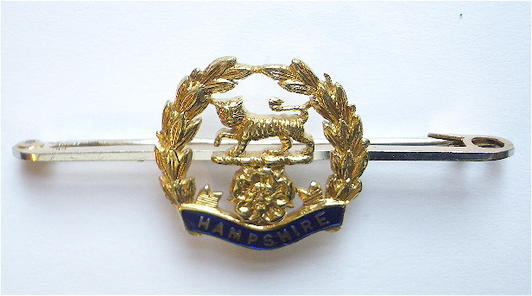 WW1 The Hampshire Regiment 15ct gold and enamel sweetheart brooch