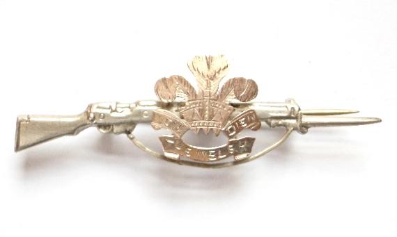 Welsh Regiment 1915 hallmarked silver rifle sweetheart brooch