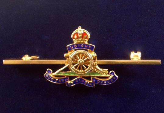 Royal Artillery 1952 Hallmarked Gold & Enamel RA Regimental Sweetheart Brooch.