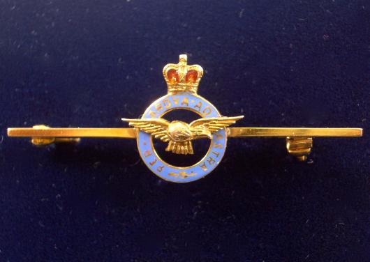 EIIR Royal Air Force Per Ardva Ad Astra eagle badge, 1954 Hallmarked Gold & Enamel RAF Tie Pin Brooch, presented Christmas 1954. 