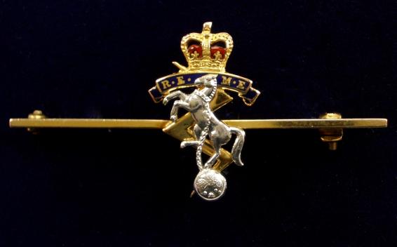 EIIR Royal Electrical & Mechanical Engineers, 1964 Hallmarked Gold & Enamel REME Regimental Sweetheart Brooch by Garrard & Co, London.