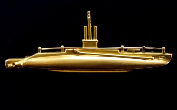 Submarine Service 15 carat Gold Miniature Submarine Boat Brooch.