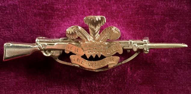 WW1 Welsh Regiment 1914 Hallmarked Silver & Gold Rifle Sweetheart Brooch.