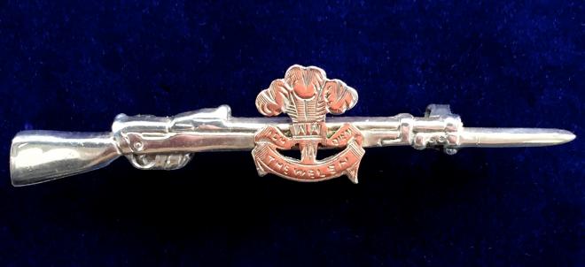 WW1 Welsh Regiment 1915 Hallmarked Silver & Gold Rifle Sweetheart Brooch.