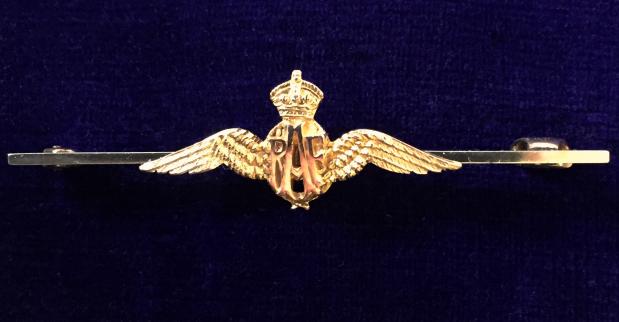 Royal Air Force Pilot's Wing, 9 carat Gold RAF Sweetheart / Tiepin Brooch.