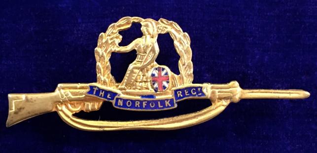 WWI The Norfolk Regiment Gilt & Enamel Rifle Sweetheart Brooch.