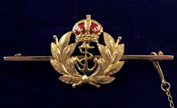 Royal Navy Officer's Cap Badge Style, 15 carat Gold & Enamel Sweetheart Brooch & Presentation Case.