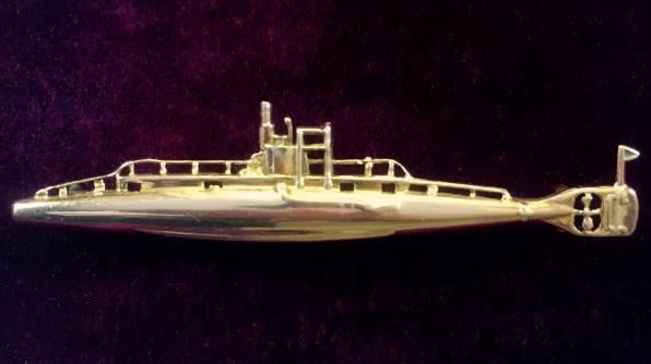 WW1 Royal Navy Submarine Service, 9ct Gold Miniature Submarine Boat Brooch.