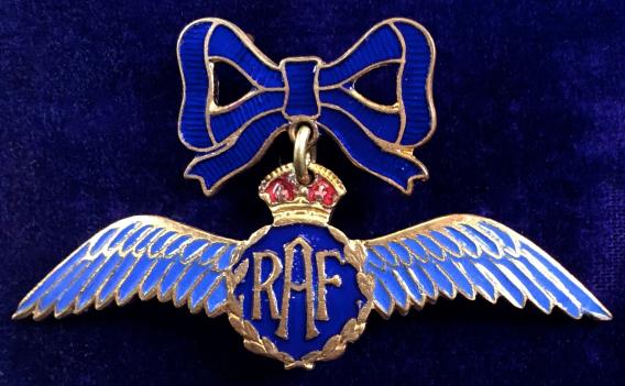 WW2 Royal Air Force Pilot's Wing Gilt & Enamel Bow Suspended RAF Sweetheart Brooch.