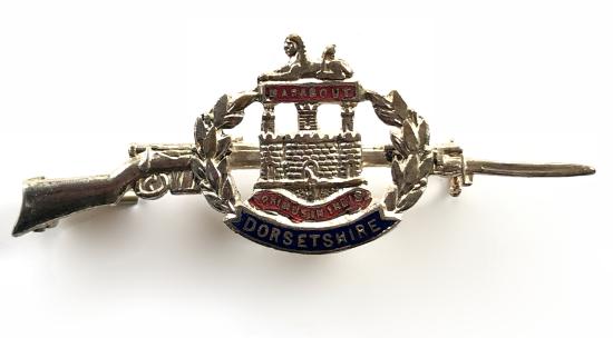 WWI Dorsetshire Regiment silver plate and enamel rifle sweetheart brooch
