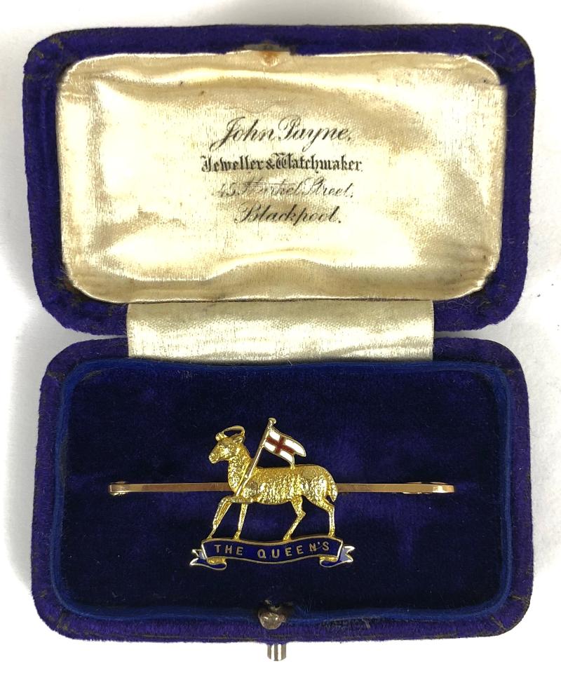 The Queens Regiment 15ct gold sweetheart brooch & case